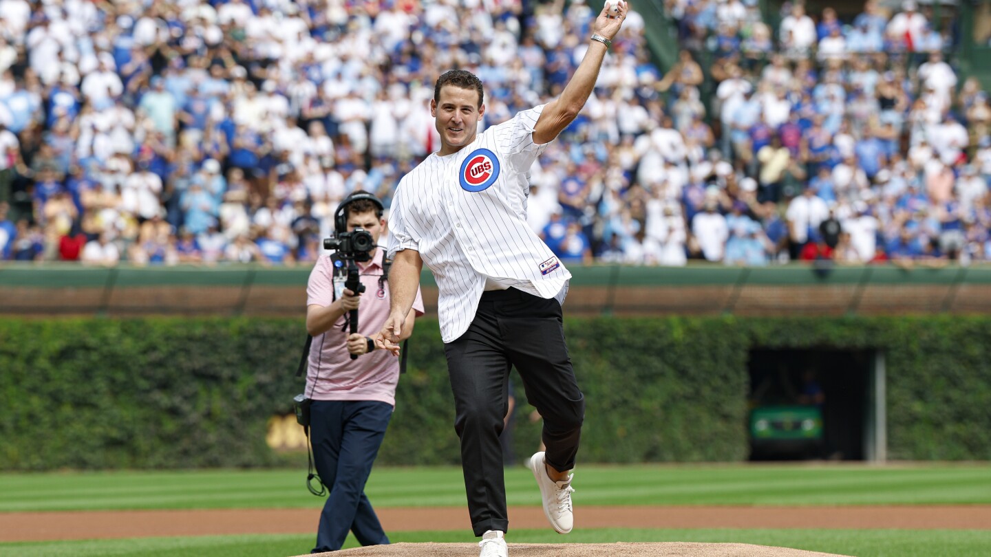 Rizzo retires with the Cubs, nearly catches homer in Wrigley bleachers