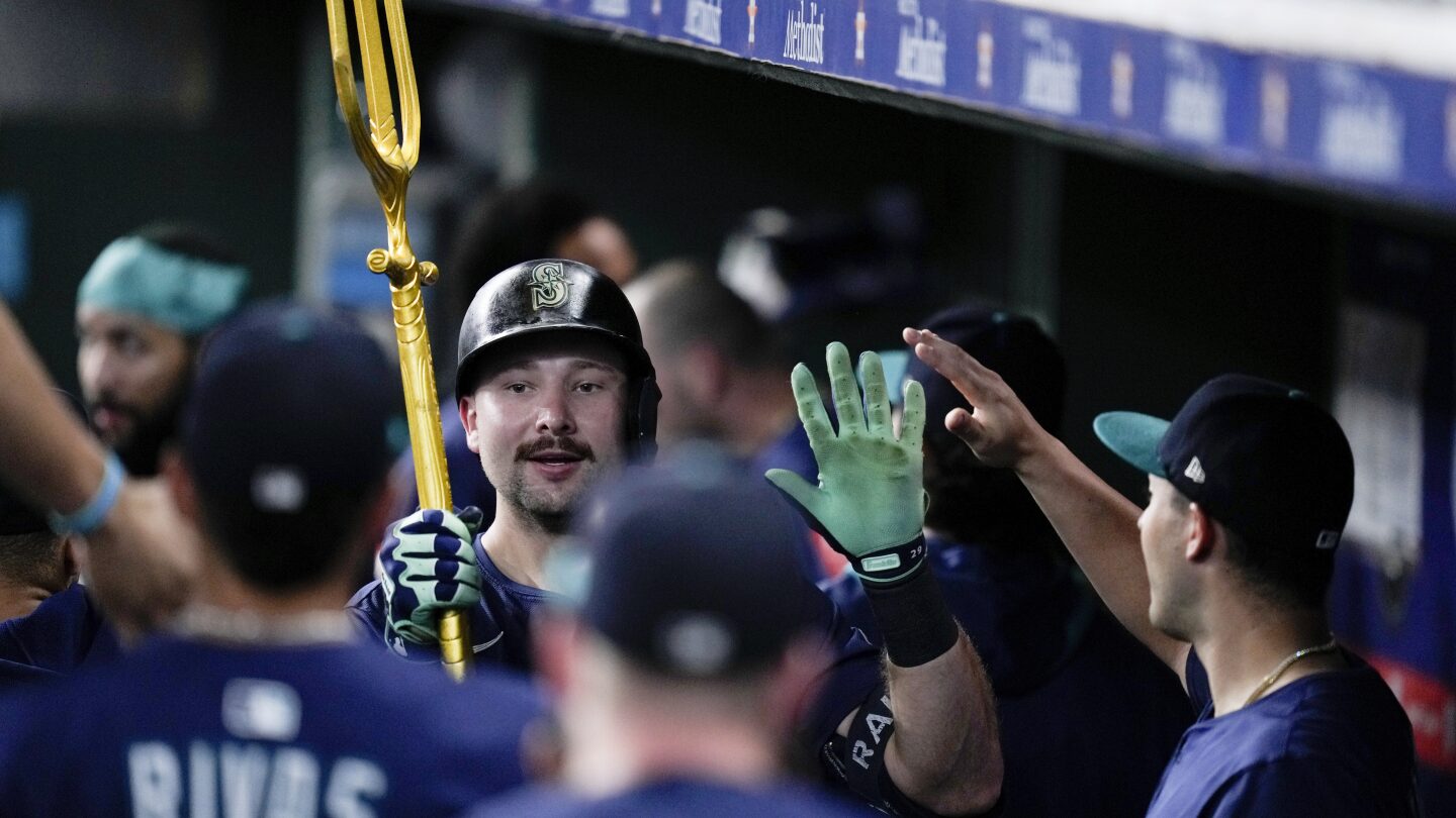 Cal Raleigh breaks Ken Griffey Jr.'s Mariners home run record