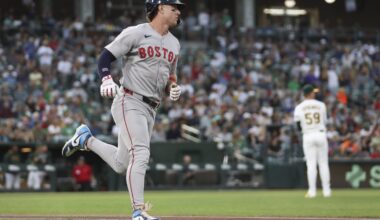 Red Sox first baseman Romy Gonzalez leaves game against Athletics with left knee soreness