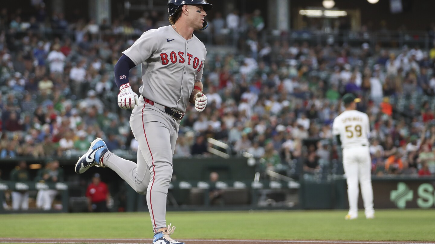 Red Sox first baseman Romy Gonzalez leaves game against Athletics with left knee soreness