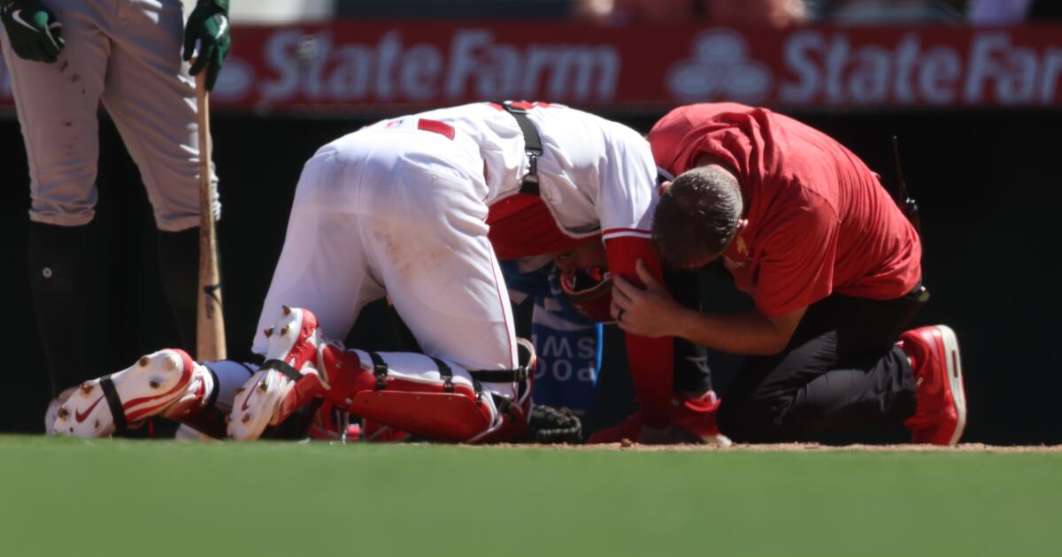 Logan O'Hoppe takes backswing to chin in Angels' win over A's