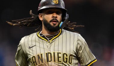 Padres inch closer to playoff berth, beat White Sox 7-3