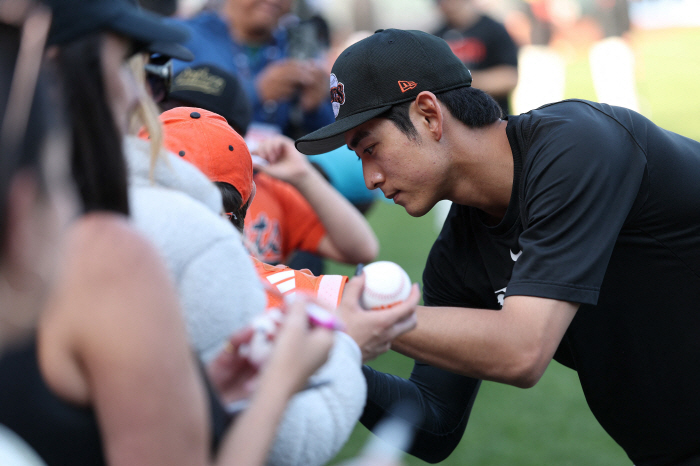 Why did you take out Lee Junghoo?  Fans are so angry...You're going to get hit hard by 40 percent? Missed a chance to enter WC