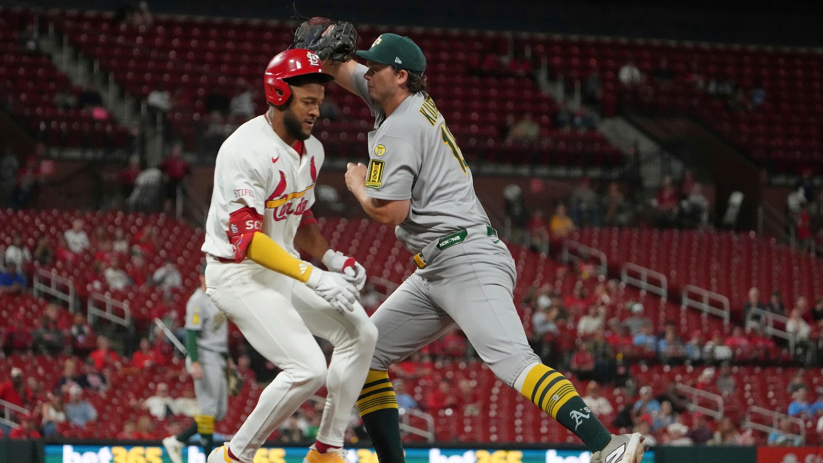 Herrera hits go-ahead homer, Mikolas pitches 6 solid innings, Cardinals beat A's 2-1