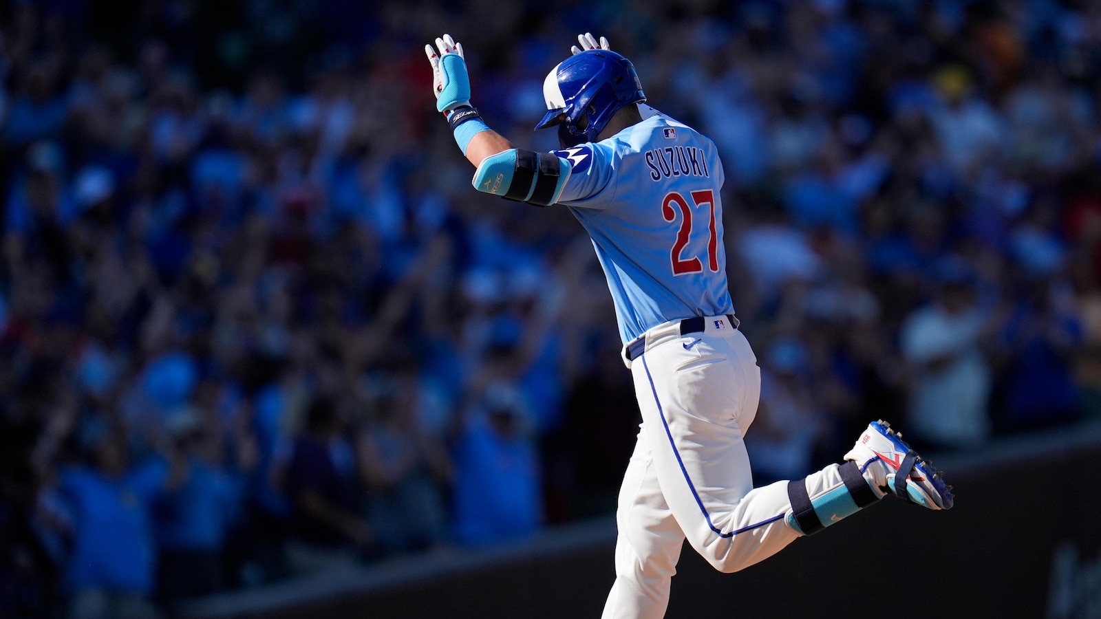 Pete Crow-Armstrong reaches 30-30-30 as Cubs pound Cardinals 12-1 to close in on top NL wild card