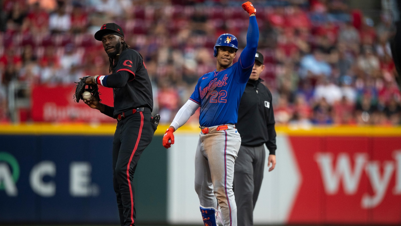 Díaz escapes in 9th inning as Mets hang on to beat Reds 5-4