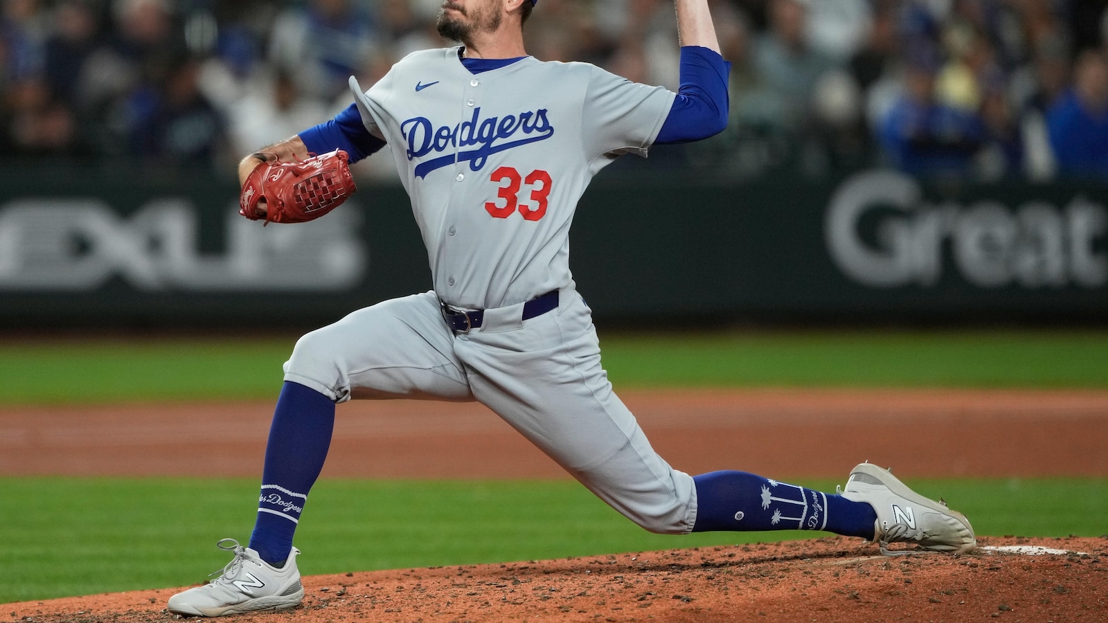 Kiké Hernandez hits go-ahead double in 9th to lift Dodgers past Mariners, 5-3