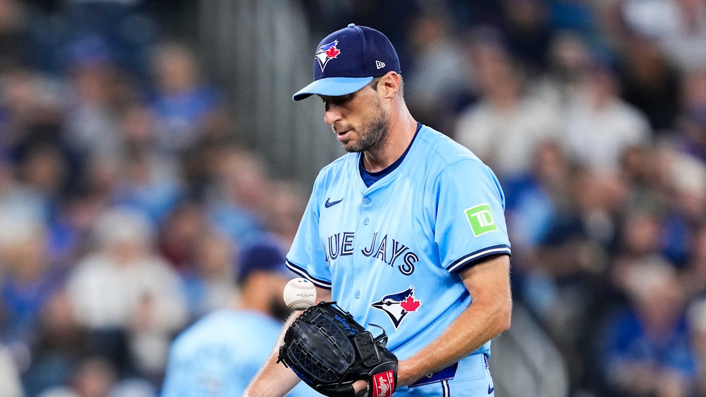 Max Scherzer pitching for the Toronto Blue Jays