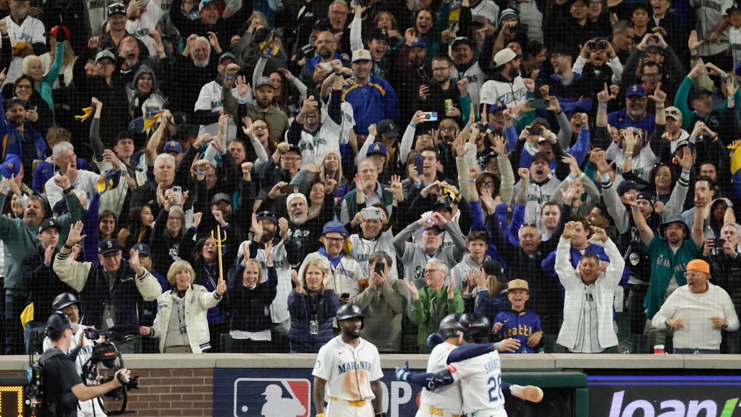 Cal Raleigh Has Awe-Struck Reaction To Mariners' ALCS Crowd Explosion