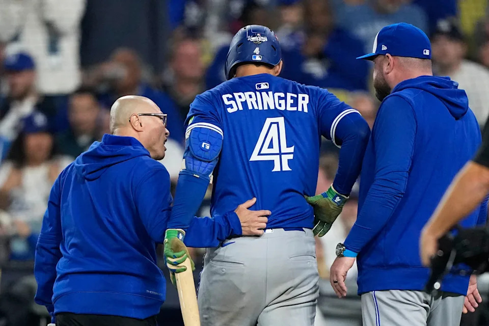 George Springer, de los Azulejos de Toronto, abandona el juego con una lesión durante la séptima entrada del tercer juego de la Serie Mundial en contra de los Dodgers de Los Ángeles, el lunes 27 de octubre de 2025, en Los Ángeles. (AP Foto/Brynn Anderson)
