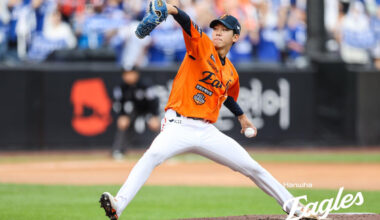 Hanwha Eagles reliever Hwang Jun-seo pitches against the Samsung Lions during Game 2 of the second-round series in the Korea Baseball Organization postseason at Daejeon Hanwha Life Ballpark in the central city of Daejeon on Oct. 19. [HANWHA EAGLES]