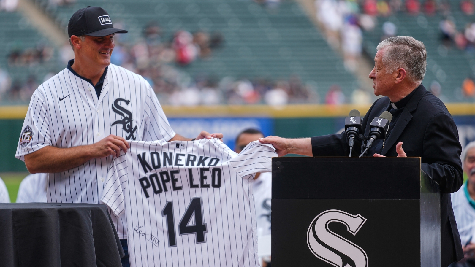 From one No. 14 to another, Chicago White Sox great Paul Konerko gets gift from Pope Leo XIV in honor of 2005 World Series title
