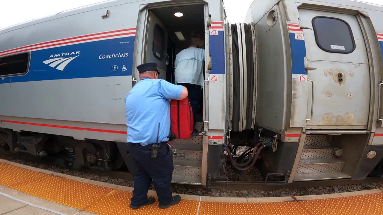 'Brewers Express:' Milwaukee-to-Chicago Amtrak rolls out for Game 3