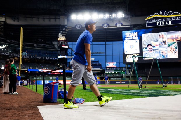 Chicago Cubs outfielder Seiya Suzuki (27) warms up on the...