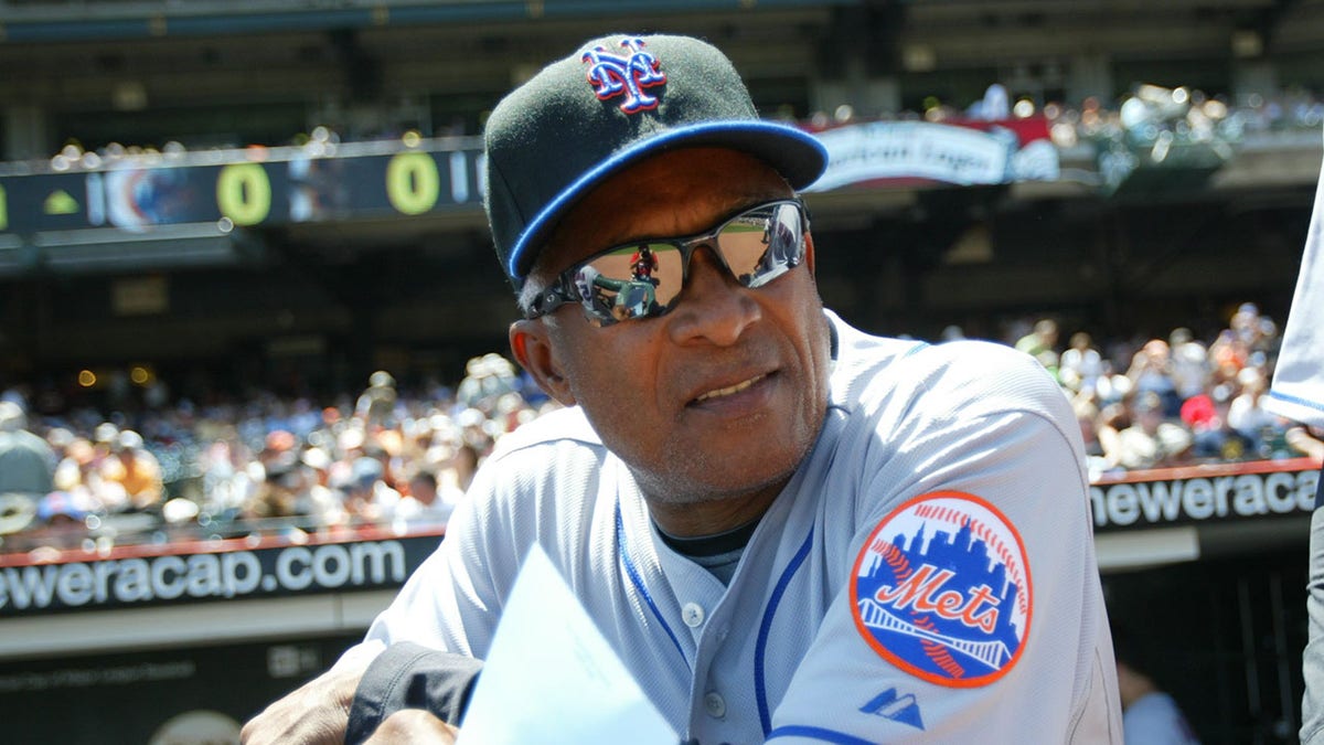 Sandy Alomar Sr in dugout
