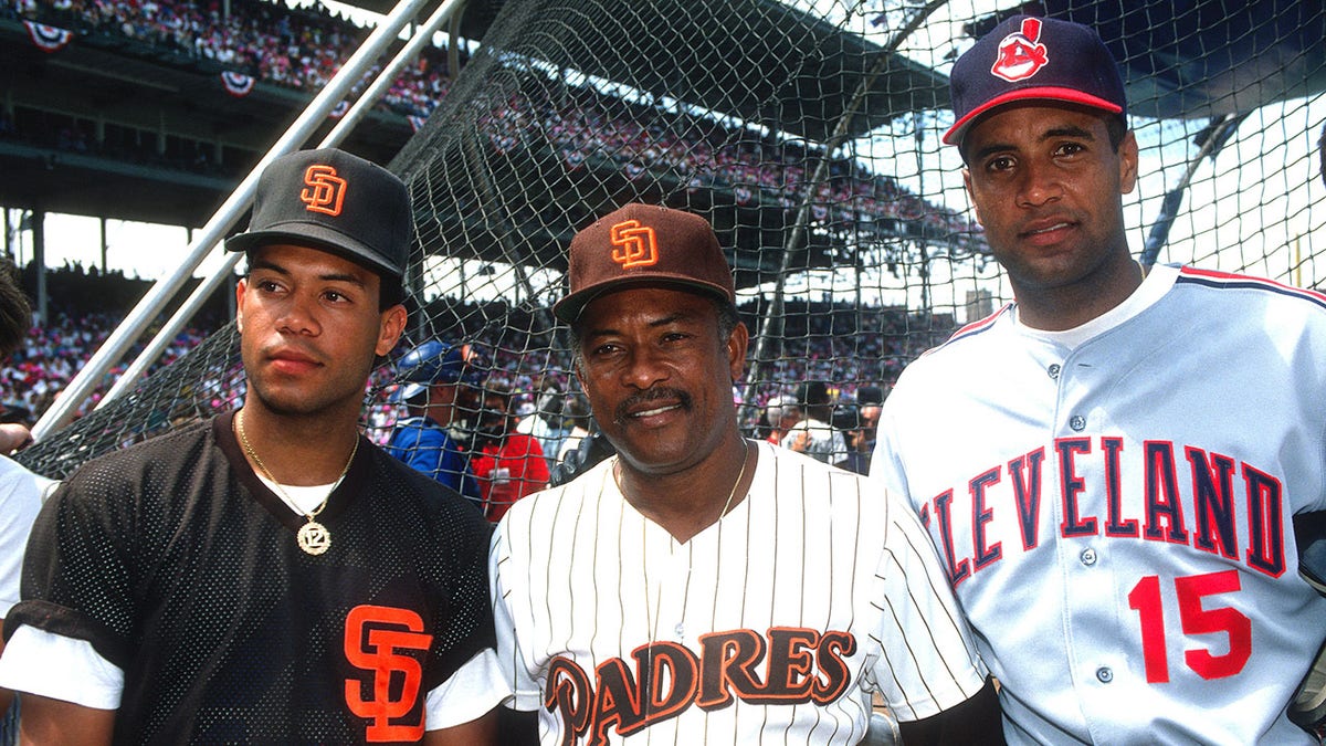 Sandy Alomar Sr., Sandy Alomar Jr. and Roberto Alomar pose for picture