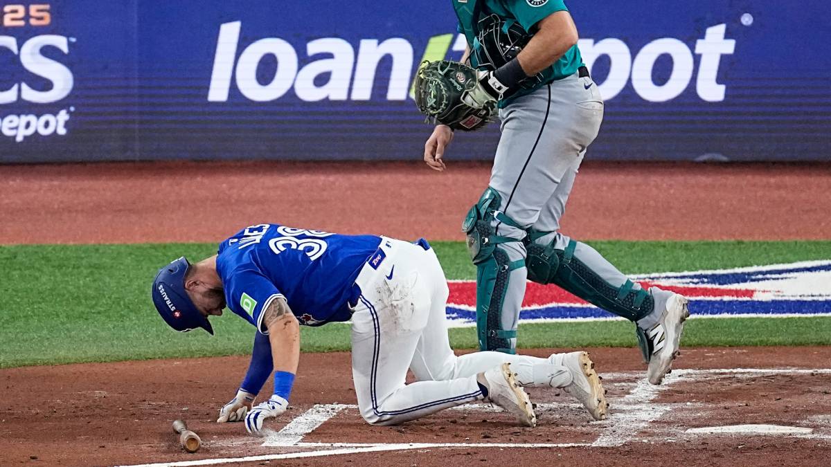 Click to play video: 'Mariners top Blue Jays 3-1 in Game 1 of ALCS'