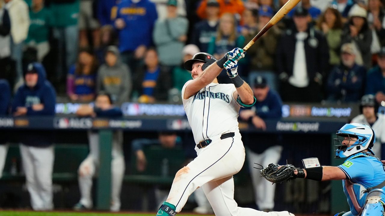 Raleigh's 64th homer of the year sparks Mariners' 8th-inning rally against Blue Jays