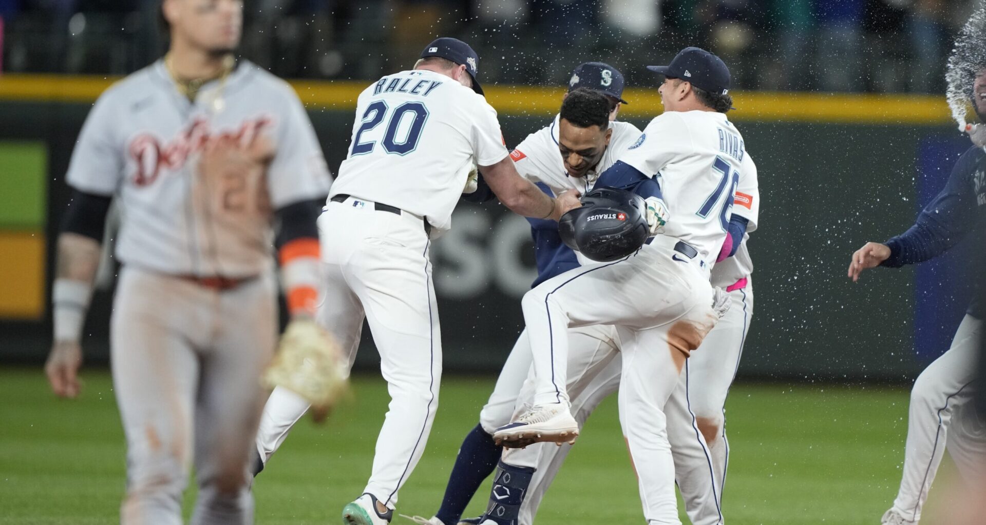 ALCS Game Chat: Mariners vs. Blue Jays, 8:03 P.M.
