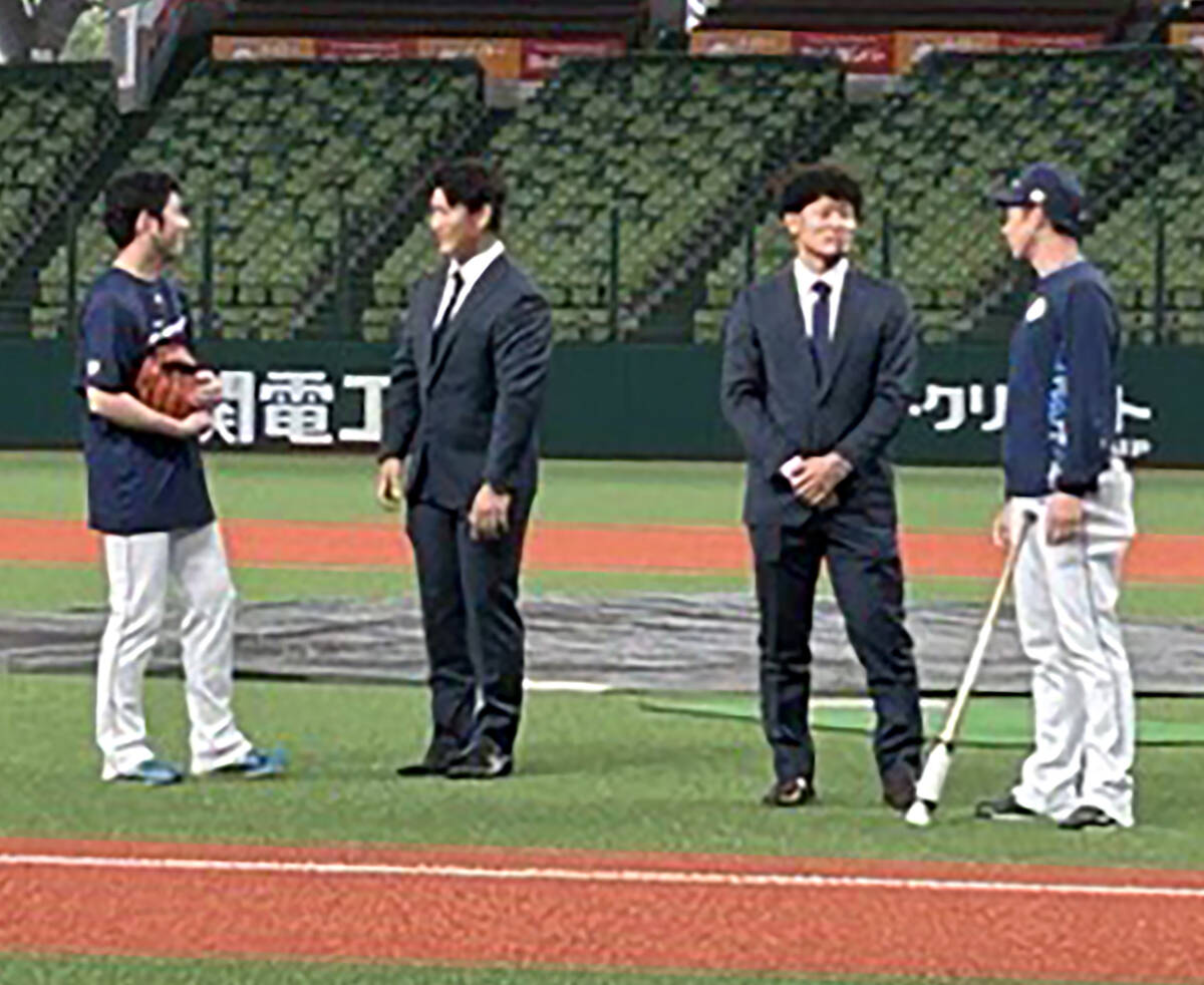 infielder Daiju Nomura (second from left) and pitcher Ichiro Tamura (second from right) visit Belluna Dome to say hello. (Photographer: Ohnaka Ayami)