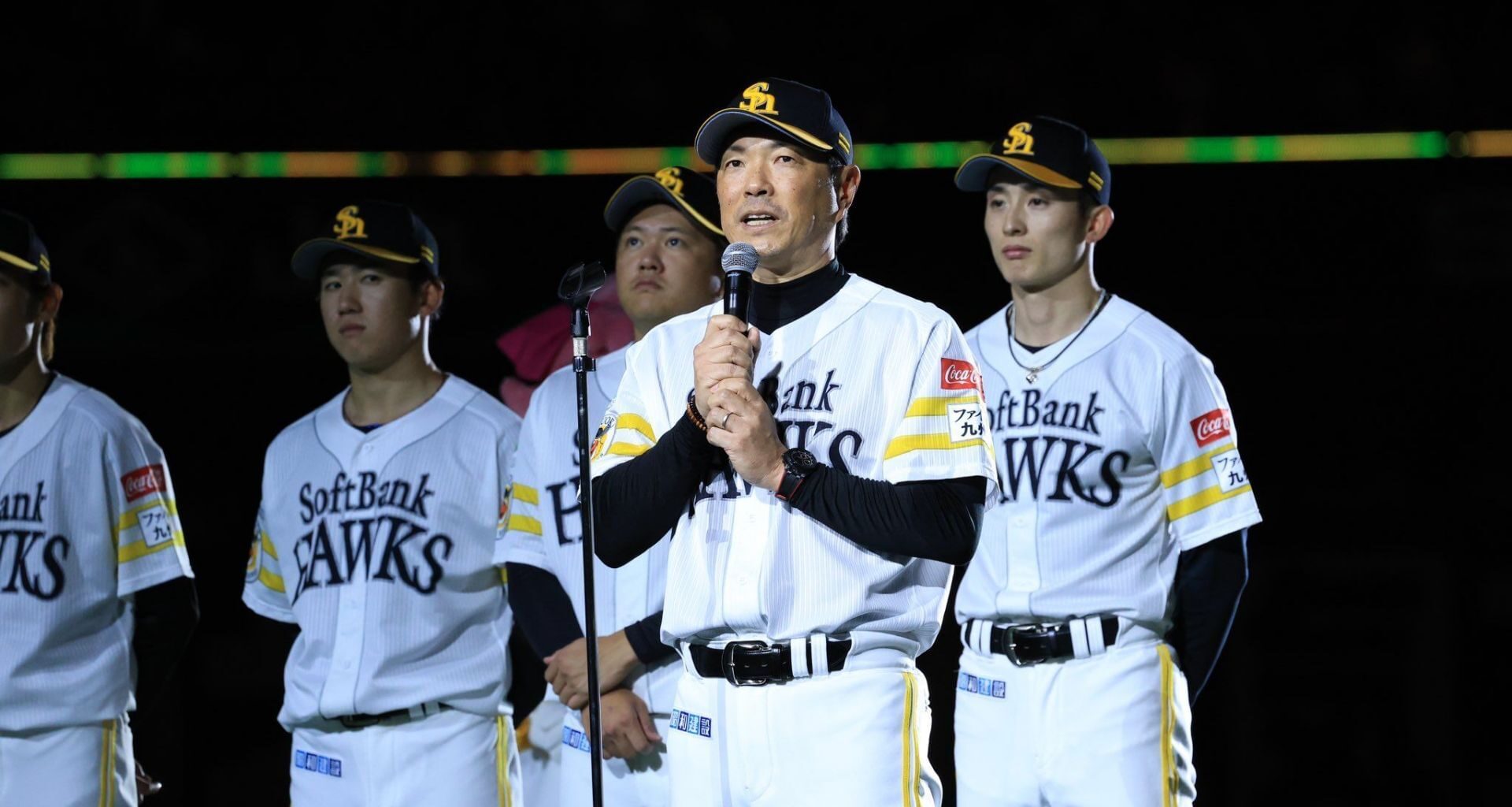 SoftBank Hawks manager Hiroki Kokubo with the team (credit: Fukuoka SoftBank Hawks/X)