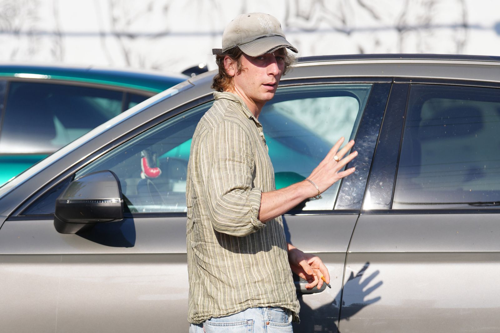 Jeremy Allen White in his trusty Mets cap.