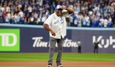 Toronto Blue Jays legend throws first pitch at World Series Game 2
