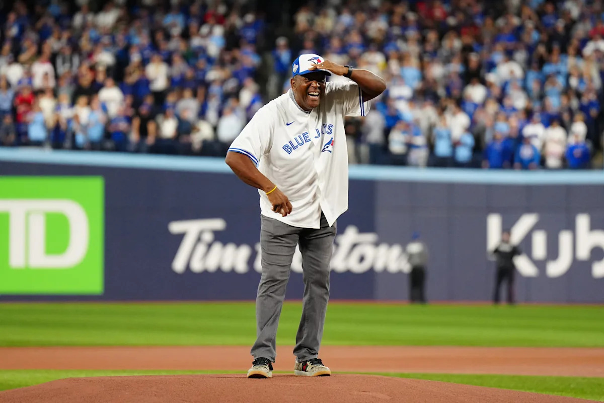 Toronto Blue Jays legend throws first pitch at World Series Game 2