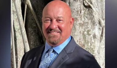 Former Red Sox player, Lee County Commissioner Mike Greenwell died Thursday