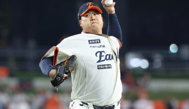 Hanwha Eagles pitcher Ryu Hyun-jin delivers in the top of the first inning during a game against the LG Twins at Hanwha Life Eagles Park in Daejeon on Sept. 26. [NEWS1]