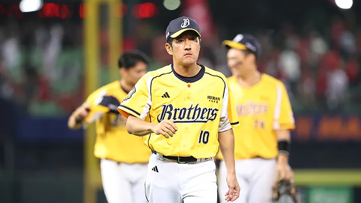 The Chinatrust Brothers, led by manager Keiichi Hirano, are currently leading the second half of the season. They are aiming to advance to the Taiwan Series by winning both the second half and finishing first overall. ©CPBL