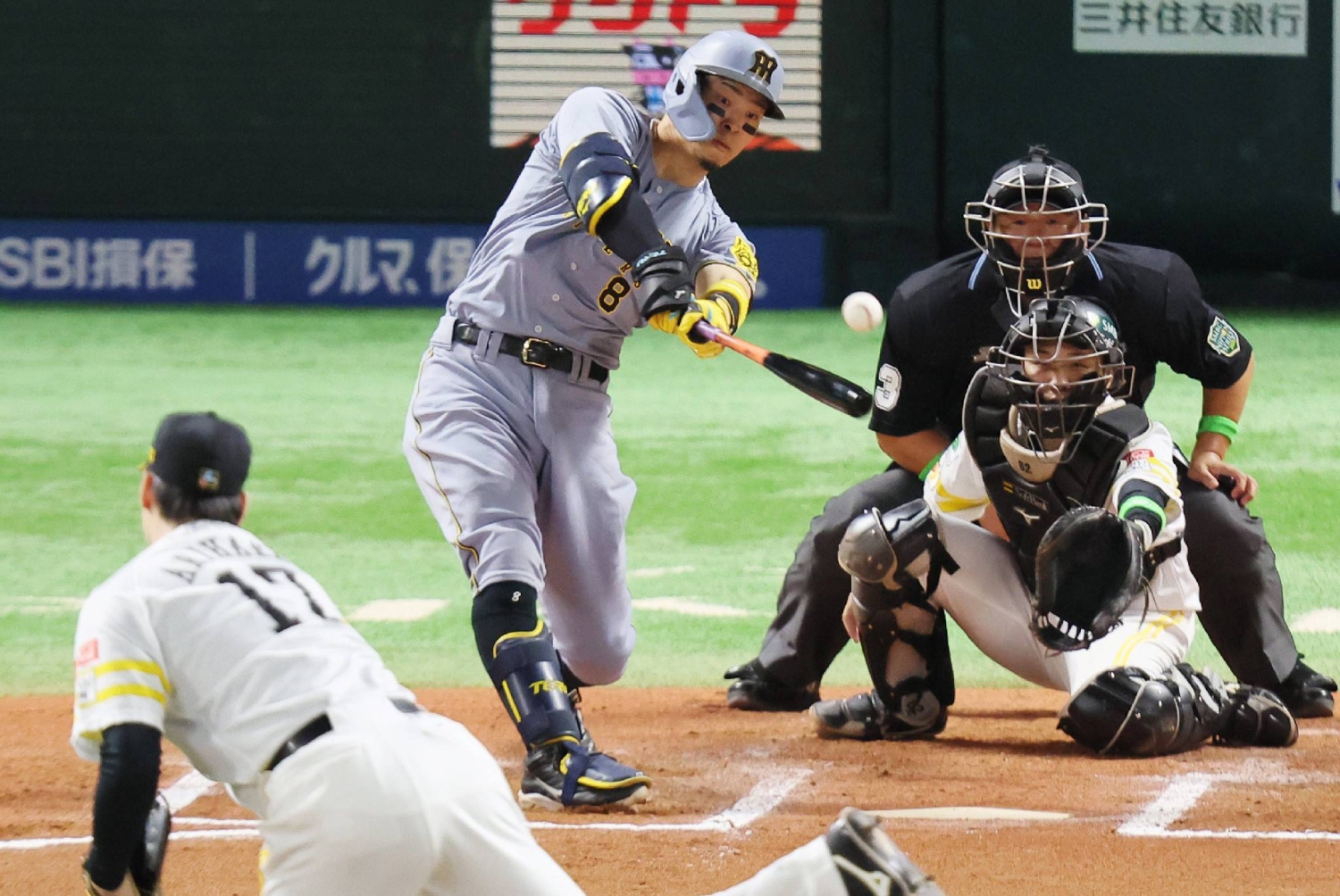 Tigers slip past Hawks in Game 1 of Japan Series