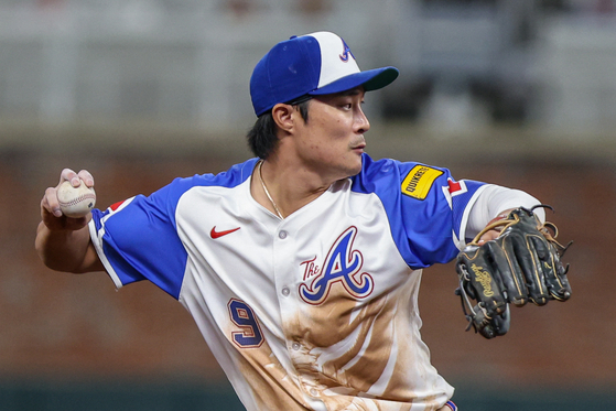 Atlanta Braves shortstop Kim Ha-seong throws the ball to first base for an out against the Pittsburgh Pirates during the seventh inning at Truist Park in Georgia on Sept. 27. [REUTERS/YONHAP] 