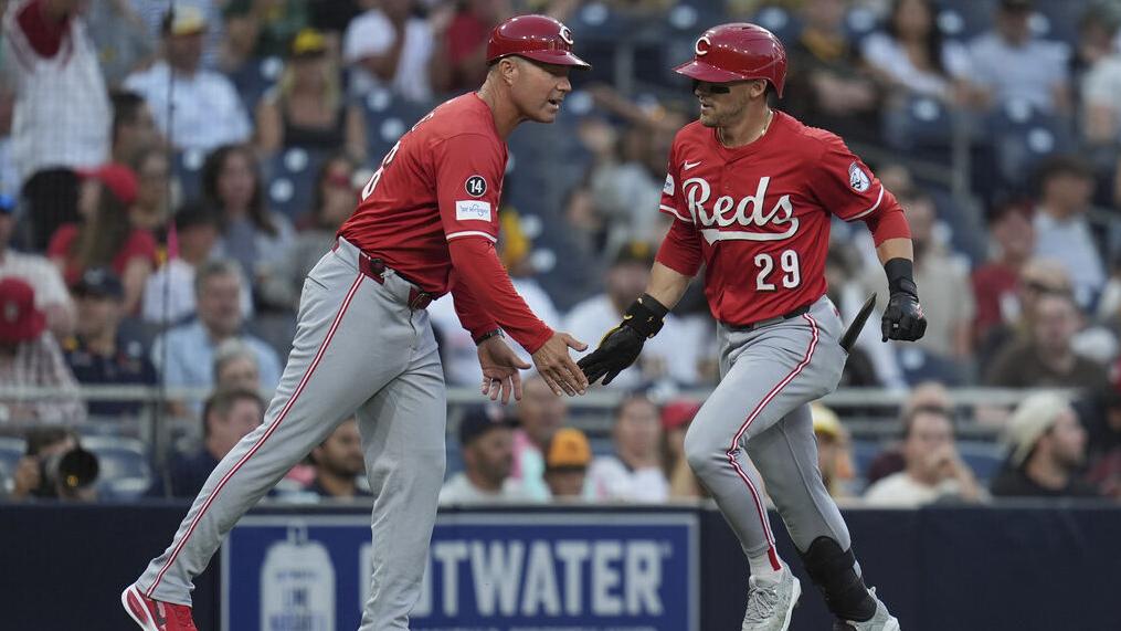 Arizona Diamondbacks hire Cincinnati Reds' 3rd-base coach