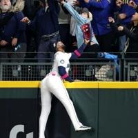 Blue Jays bats come alive in 13-4 MLB playoff victory over Mariners | National