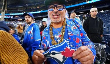 Toronto Blue Jays fans hoping to see 2-game lead in World Series | National Sports
