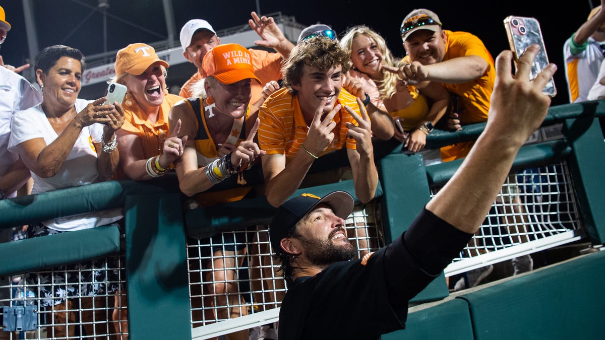 Tennessee baseball fans thank Tony Vitello for what he did for Vols