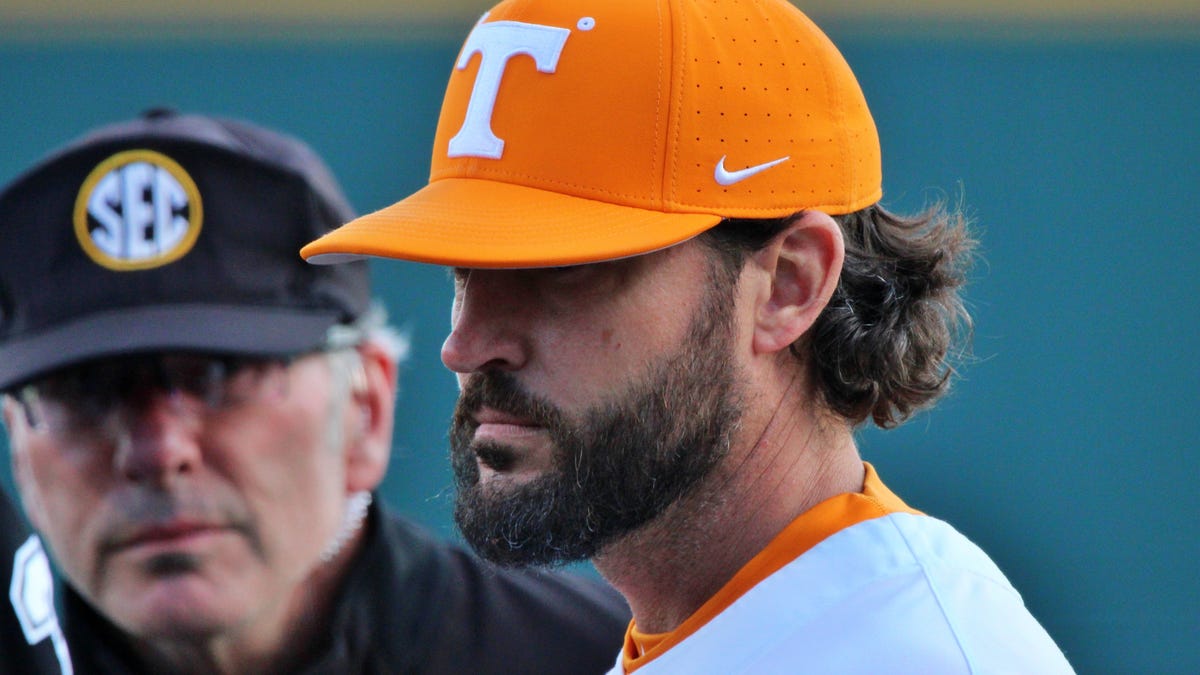 Tennessee baseball coach Tony Vitello finalizing a deal with Giants