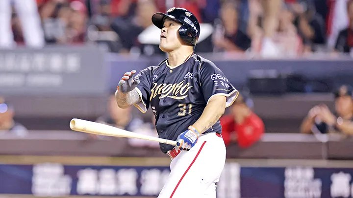 In his final at-bat as an active player, Mi-Jeon Lim Ji-Seong hit his 305th home run, breaking his own career Home Run record. ©CPBL