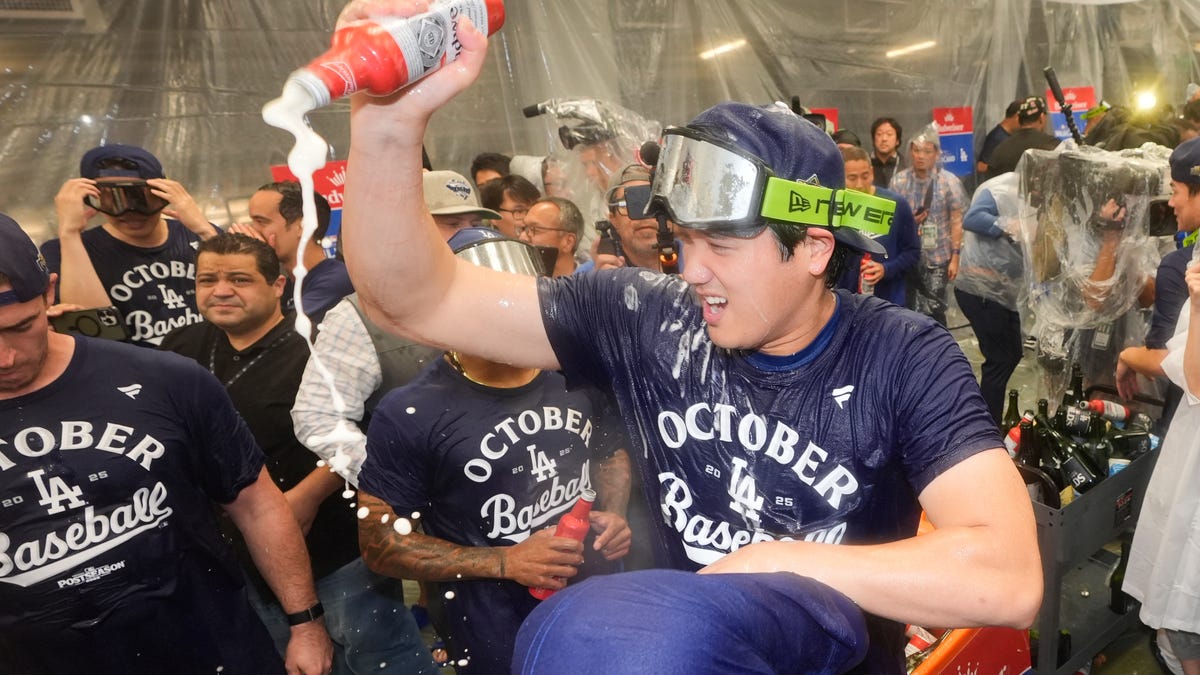 Dodgers sweep Reds; Yankees, Padres stay alive