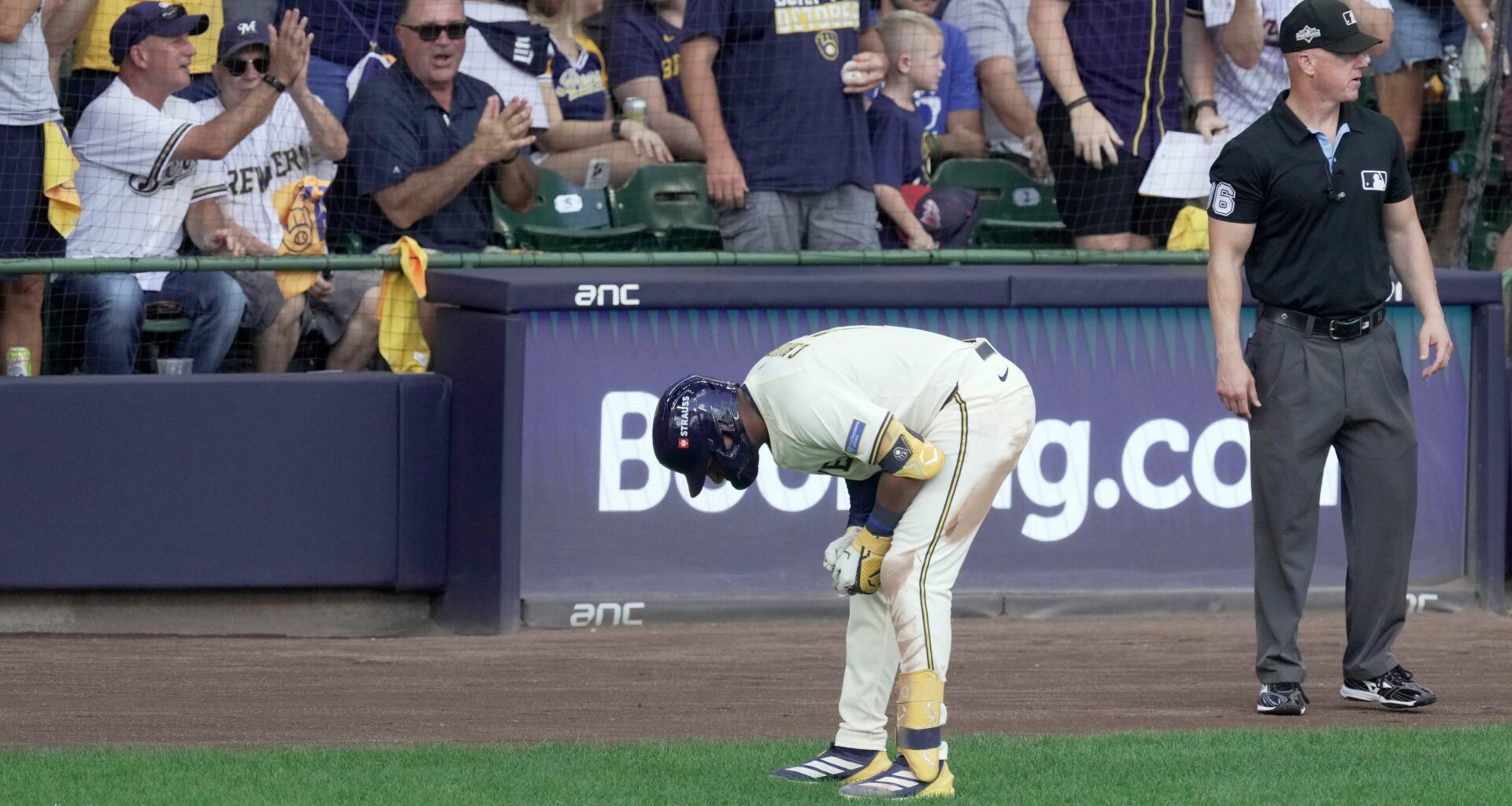 Brewers star exits NLDS Game 1 vs Cubs