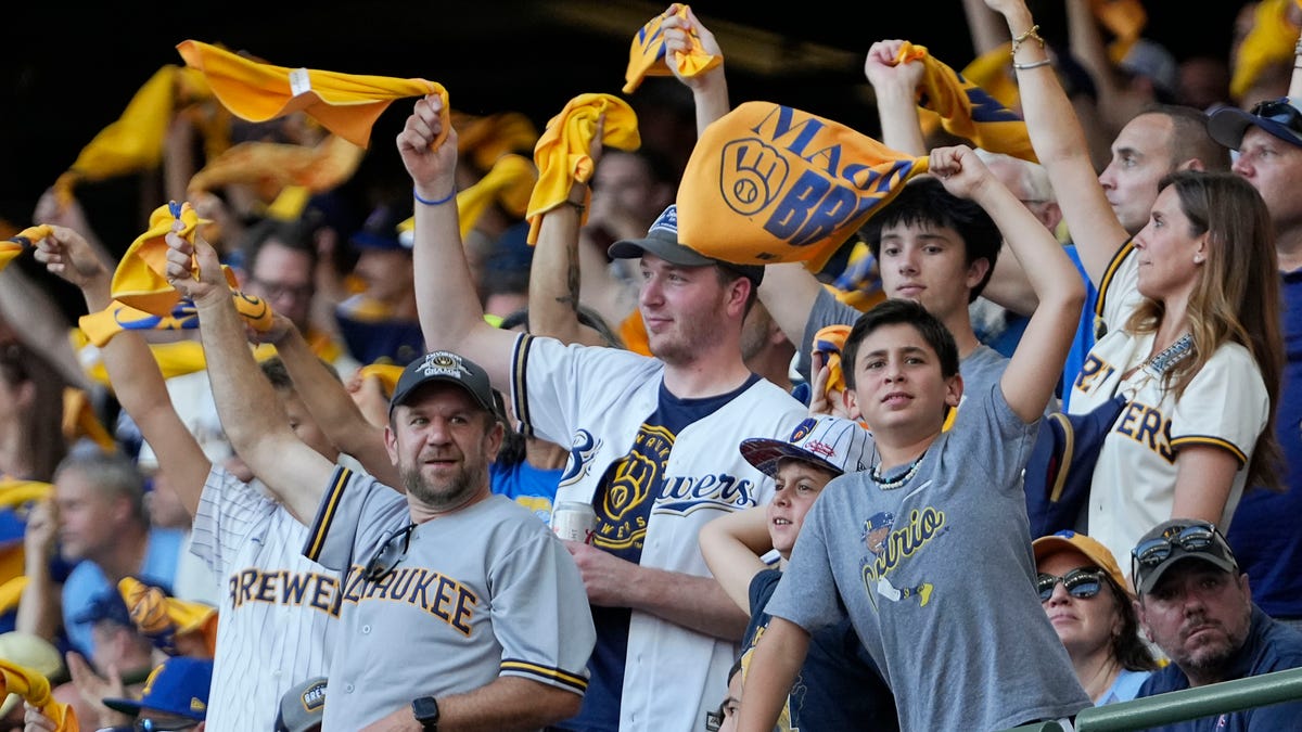 Brewers fans outweigh Cubs fans in Game 1 of NLDS