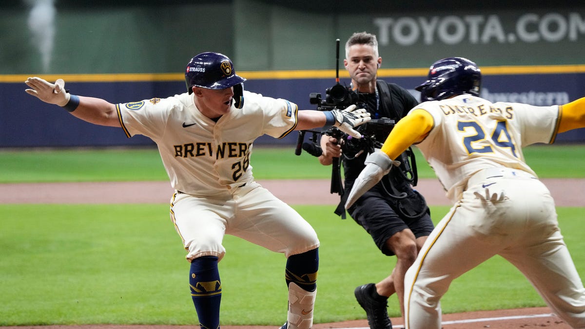 Do the Brewers play today? Playoff schedule, Game 3 time vs Cubs