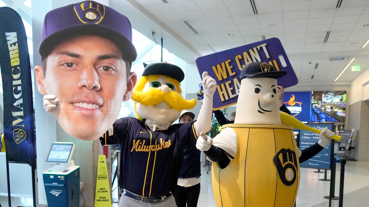 Milwaukee Brewers fans head to Chicago on Amtrak train for playoff game against the Cubs - Milwaukee Journal Sentinel
