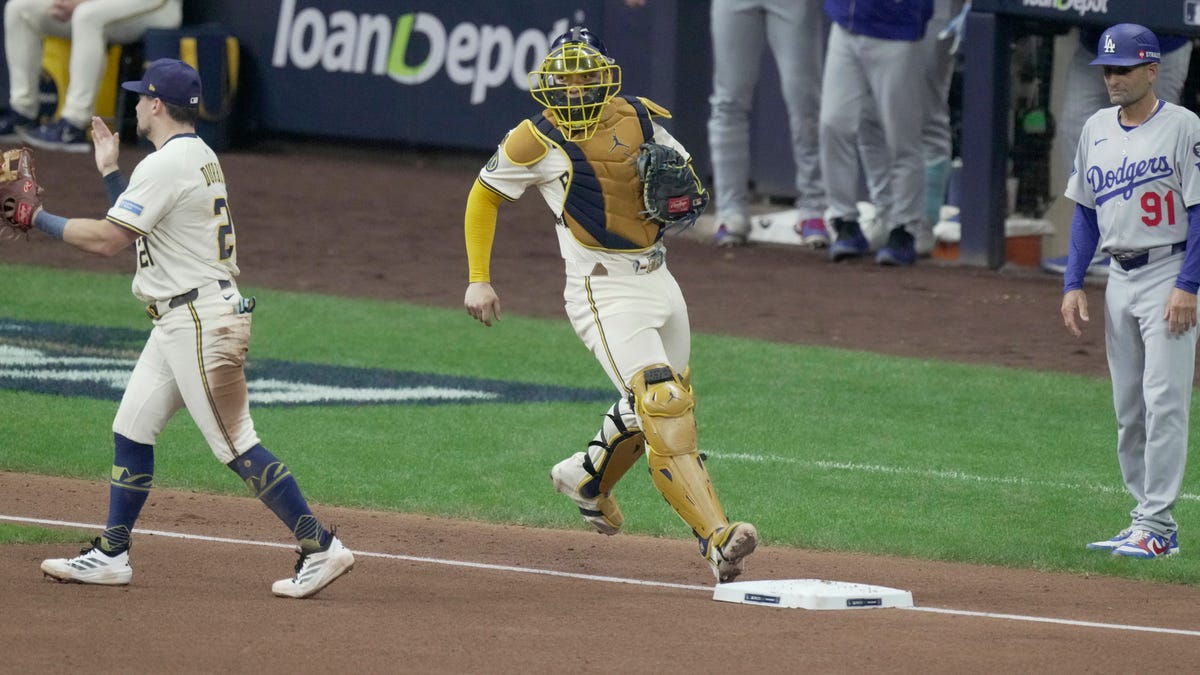 How did Brewers pull off double play against Dodgers in fourth inning?