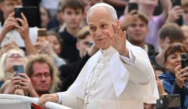 Pope addresses Cubs fan during parade in Vatican City