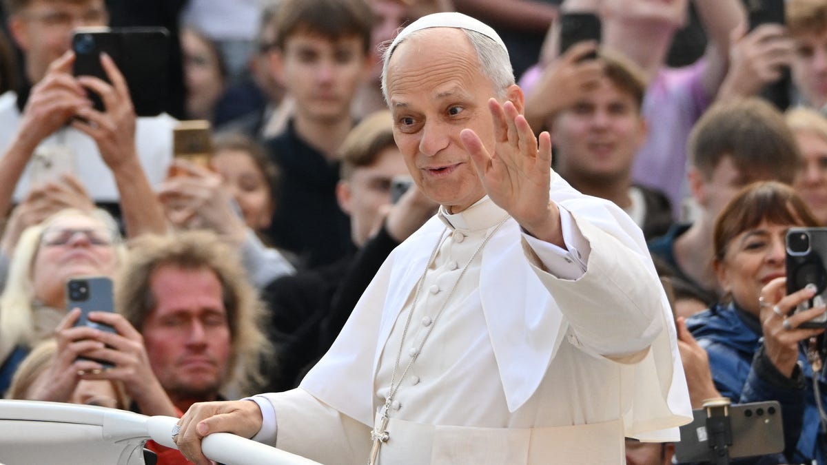 Pope addresses Cubs fan during parade in Vatican City