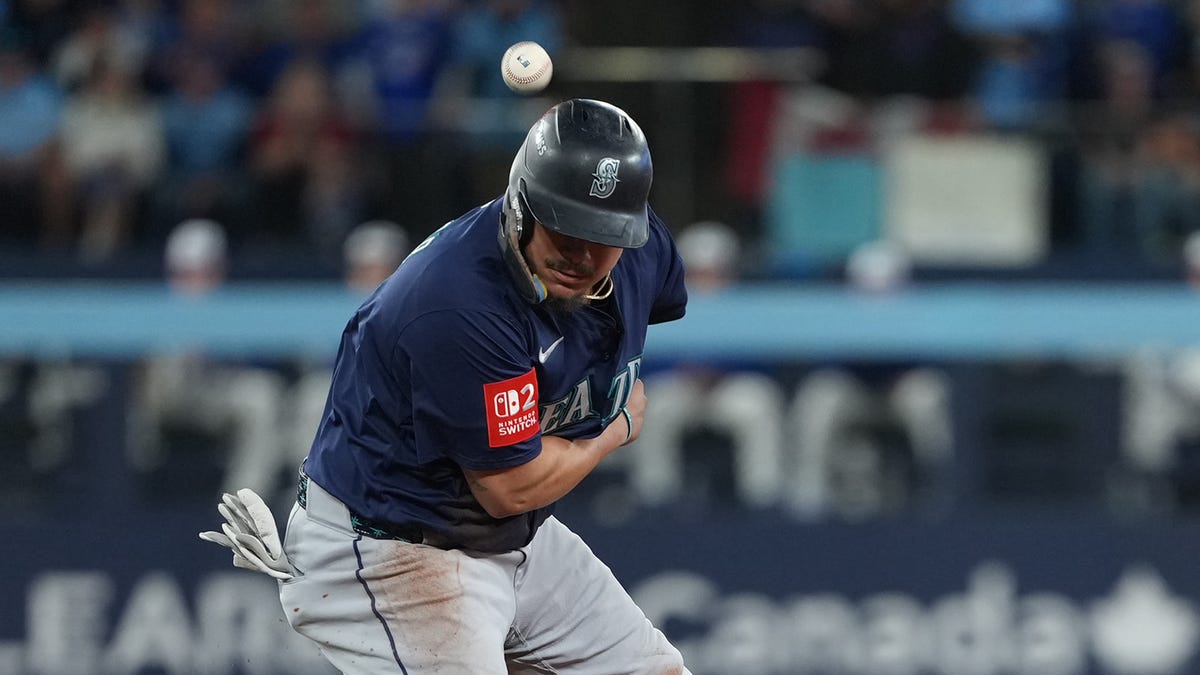 Watch Mariners' Josh Naylor interference on strange ALCS Game 7 play