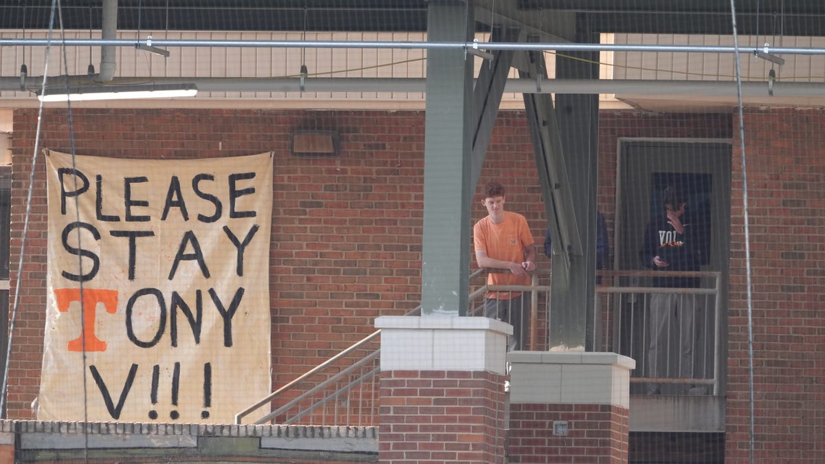 How Tennessee baseball fans responded to Tony Vitello saga with Giants