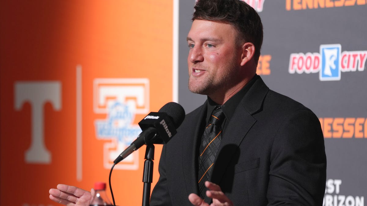 Tony Vitello on Josh Elander as Tennessee baseball coach